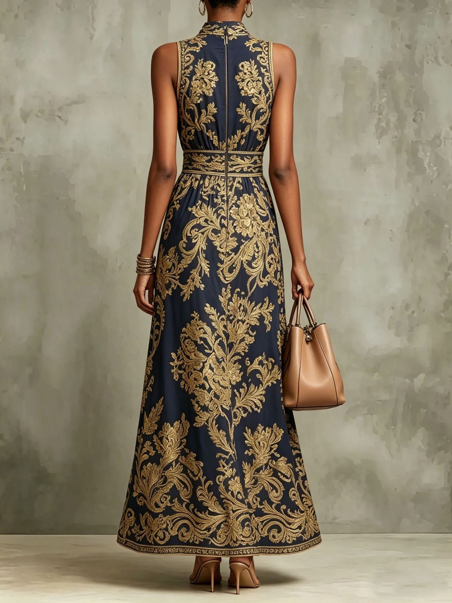 Abito Maxi Senza Maniche con Scollo a Halter in Stampa Barocca Blu Navy e Oro